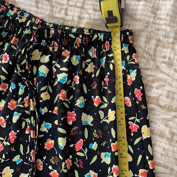 Colorful Floral & Black Cropped Pants - Picture 6 of 7